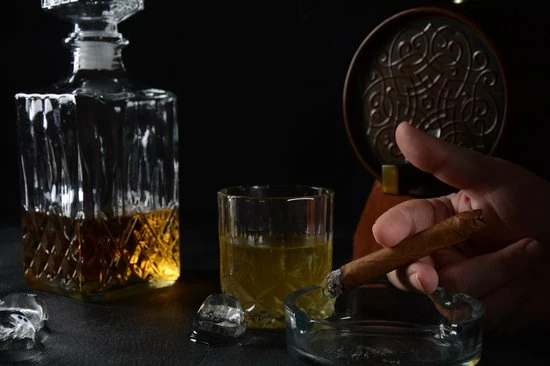 BrandY Whiskey Set In Luxe Geschenkdoos Met 1 Whiskey Karaf En 4 Whiskey Glazen - Afbeelding 3