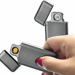 Dikaou USB Elektrische Aansteker - Vlamloze Aansteker - Geen Olie Of Gas - Milieuvriendelijk - Bestand Tegen De Wind - Makkelijk Oplaadbaar Aan Je Laptop Of PC - Gaat Lang Mee - Ideaal Cadeau Voor Rokende Vrienden
