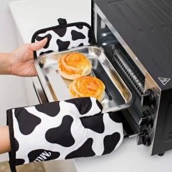 Wondersathome Ovenwanten Koeien Print - Dierenprint - Koeienhuid - Pannenlap - Oven - Warmtebestendig - Hittebestendig - Keuken - Koken - Pannenlappen En Ovenwanten - Pannenlappen Set - 2 Stuks - Ovenhandschoenen - Cow - Pot Pad - Oven Glove