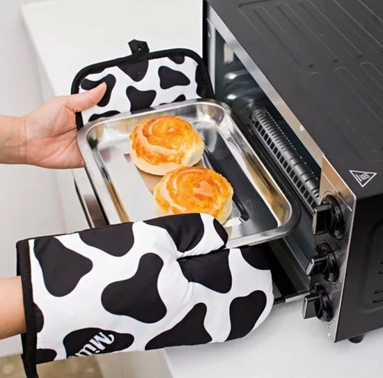 Wondersathome Ovenwanten Koeien Print - Dierenprint - Koeienhuid - Pannenlap - Oven - Warmtebestendig - Hittebestendig - Keuken - Koken - Pannenlappen En Ovenwanten - Pannenlappen Set - 2 Stuks - Ovenhandschoenen - Cow - Pot Pad - Oven Glove