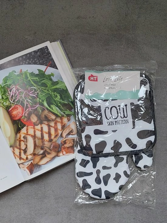 Wondersathome Ovenwanten Koeien Print - Dierenprint - Koeienhuid - Pannenlap - Oven - Warmtebestendig - Hittebestendig - Keuken - Koken - Pannenlappen En Ovenwanten - Pannenlappen Set - 2 Stuks - Ovenhandschoenen - Cow - Pot Pad - Oven Glove - Afbeelding 4