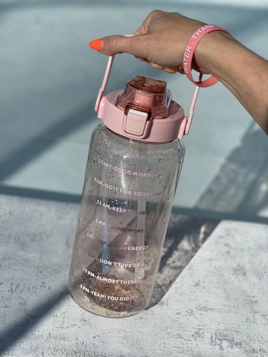 Merkloos Waterfles 2 Liter - Waterfles Met Rietje - Grote Waterfles - Sportbidon - Twee Liter Waterfles - Sportfles - Sportfles Fitness - Bottle 2 Liter- Drinkfles - Schenkfles - Roze Transparant - Gratis Armband - Waterflessen - Afbeelding 3